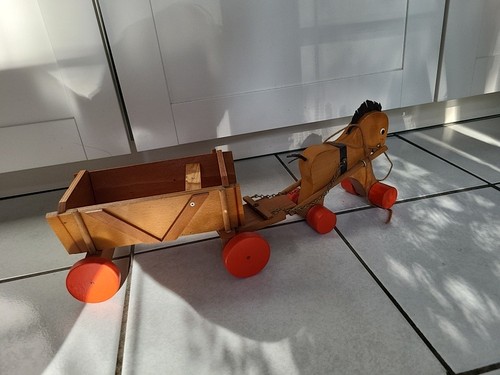 Altes holzspielzeug pferd mit - altes,