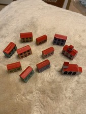 Alte kleine Spielhäuser  .