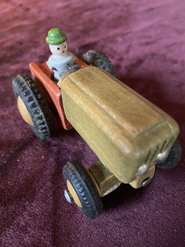 Holz traktor mit figur altes - holz,