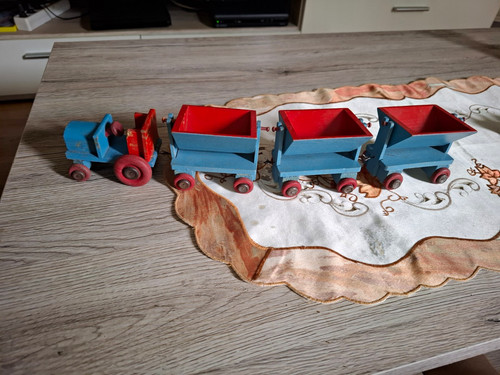Antiker holzspielzeugzug mit - antiker,