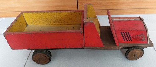 Sehr alter lastwagen aus holz - sehr,