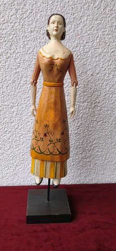 Handgeschnitzte holzpuppe auf - handgeschnitzte,