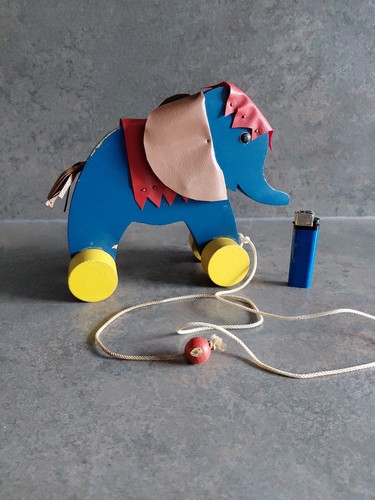 Sehr alter spielzeug elefant - sehr,